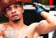 Brasileiro é demitido do UFC após morder compatriota, que faz tatuagem da lesão