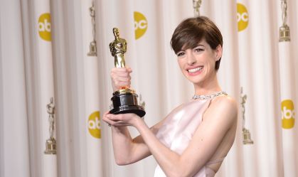Do tapete vermelho ao mar: Anne Hathaway investe em corrida de velas