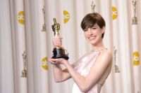 Do tapete vermelho ao mar: Anne Hathaway investe em corrida de velas
