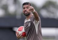 António Oliveira testa mudanças no meio e no ataque do Corinthians