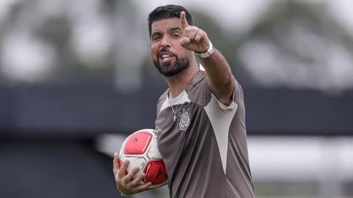 António Oliveira durante treino do Corinthians