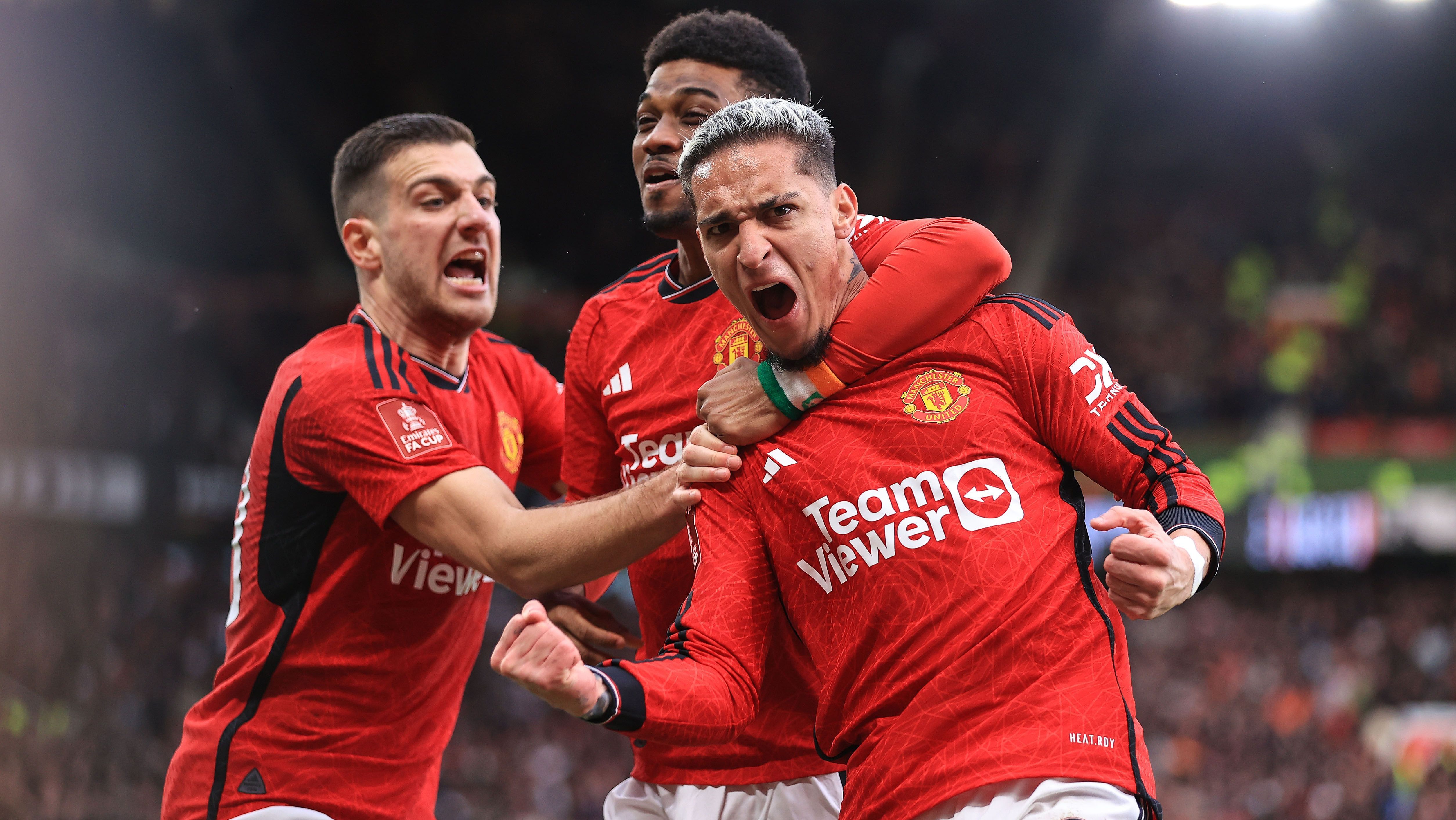 Antony comemora com Dalot e Diallo um dos gols do Manchester United contra o Liverpool