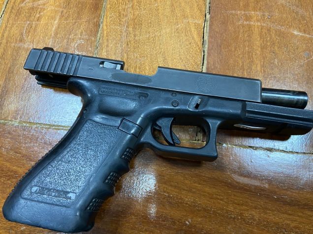 Pistola com brasão da polícia de Miami gravado, entre os armamentos apreendidos pela polícia no Rio / Cleber Rodrigues/CNN