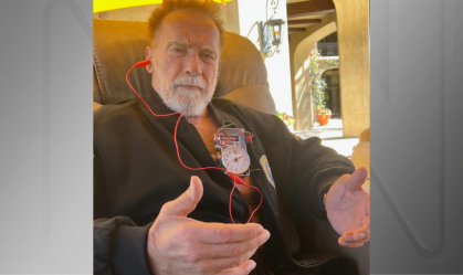 Arnold Schwarzenegger posta foto após cirurgia de marca-passo