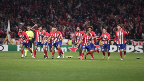 Jogadores do Atlético de Madrid comemoram classificação nos pênaltis