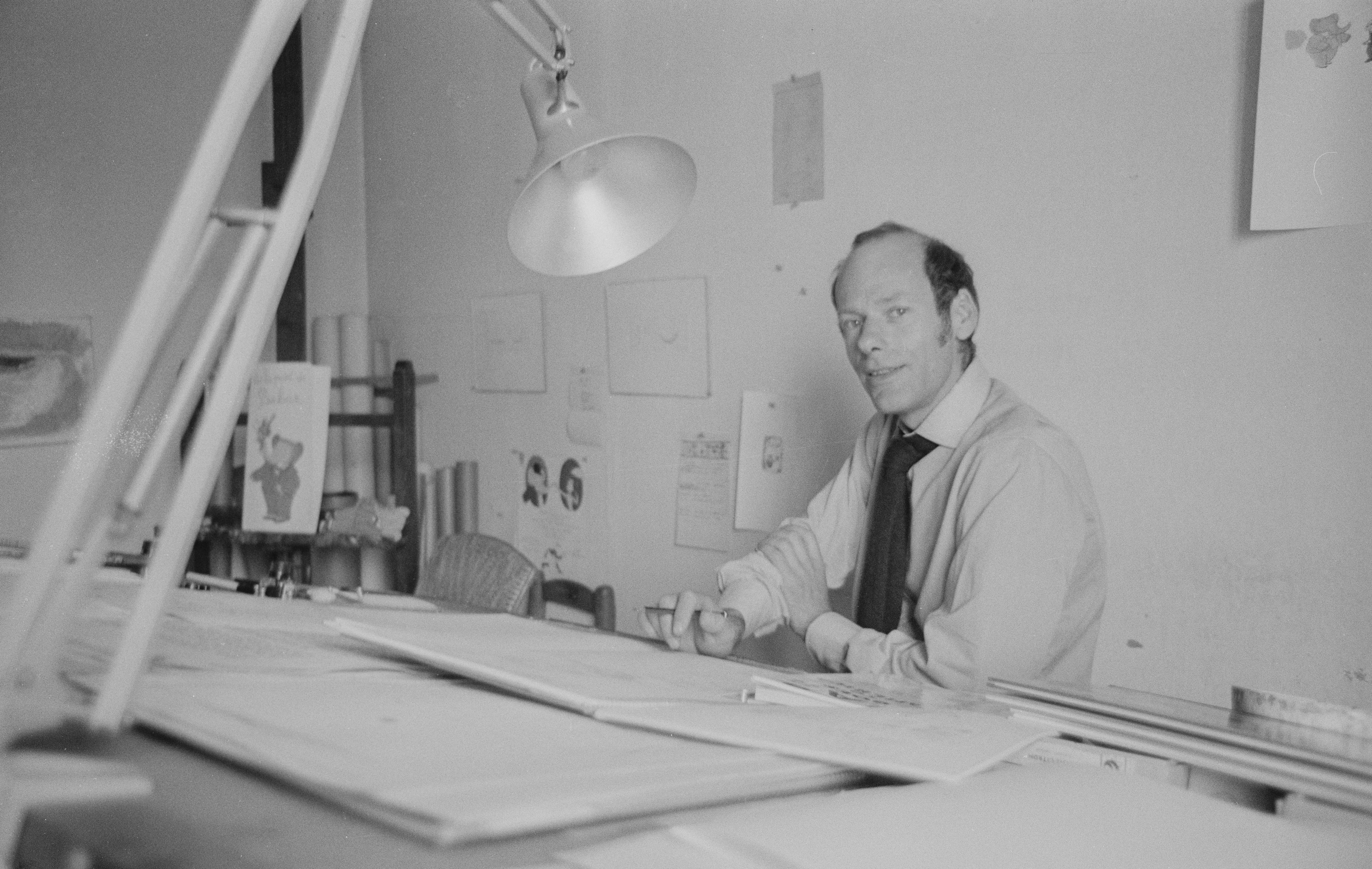 O autor e ilustrador infantil Laurent de Brunhoff trabalhando em sua casa durante uma entrevista televisiva para a BBC em 1969 (Crédito: Malcolm Winton/Radio Times via Getty Images)