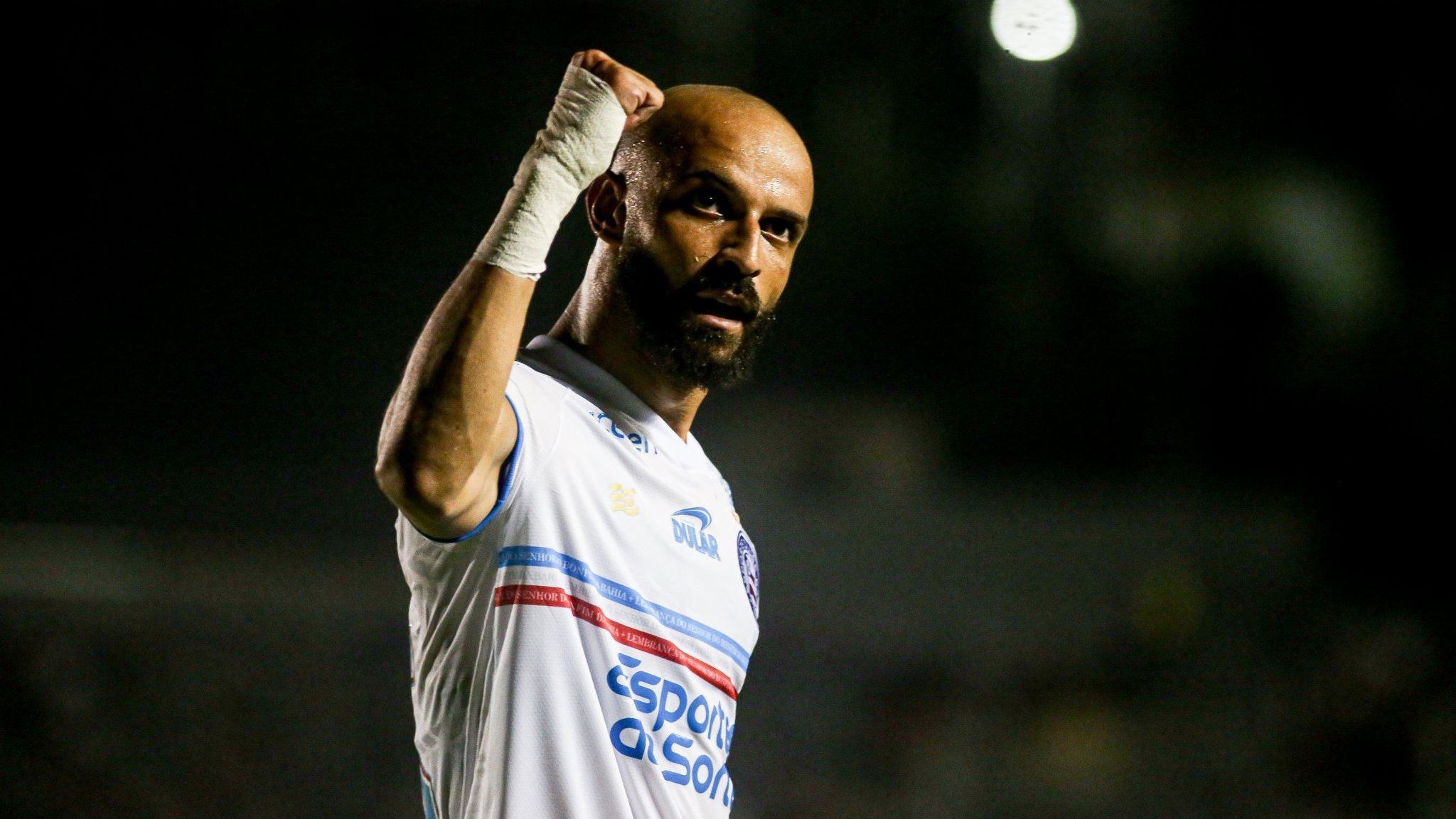 Thaciano comemora a marcar segundo gol do Bahia na partida contra o Caxias pela Copa do Brasil