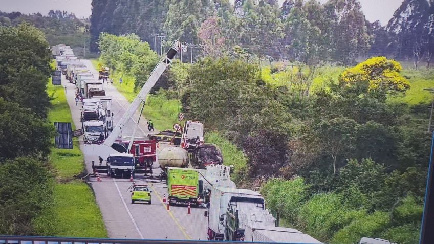 BR-166, no sudoeste da Bahia, segue interditada após acidente com caminhão-tanque e afeta até voos / Reprodução