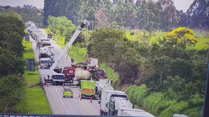 BR-166, no sudoeste da Bahia, segue interditada após acidente com caminhão-tanque e afeta até voos / Reprodução