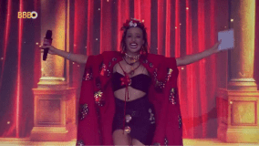 Beatriz cantou &quot;Rebelde&quot; e &quot;Sálvame&quot; do RBD na festa de quarta-feira (13)