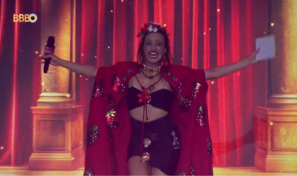 Beatriz cantou "Rebelde" e "Sálvame" do RBD na festa de quarta-feira (13)