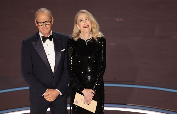 Michael Keaton e Catherine O'Hara durante a 96ª cerimônia do Oscar / Myung J. Chun / Los Angeles Times via Getty Images