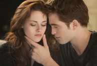 Kristen Stewart relembra "Crepúsculo" e confessa: "Teria terminado com Edward"