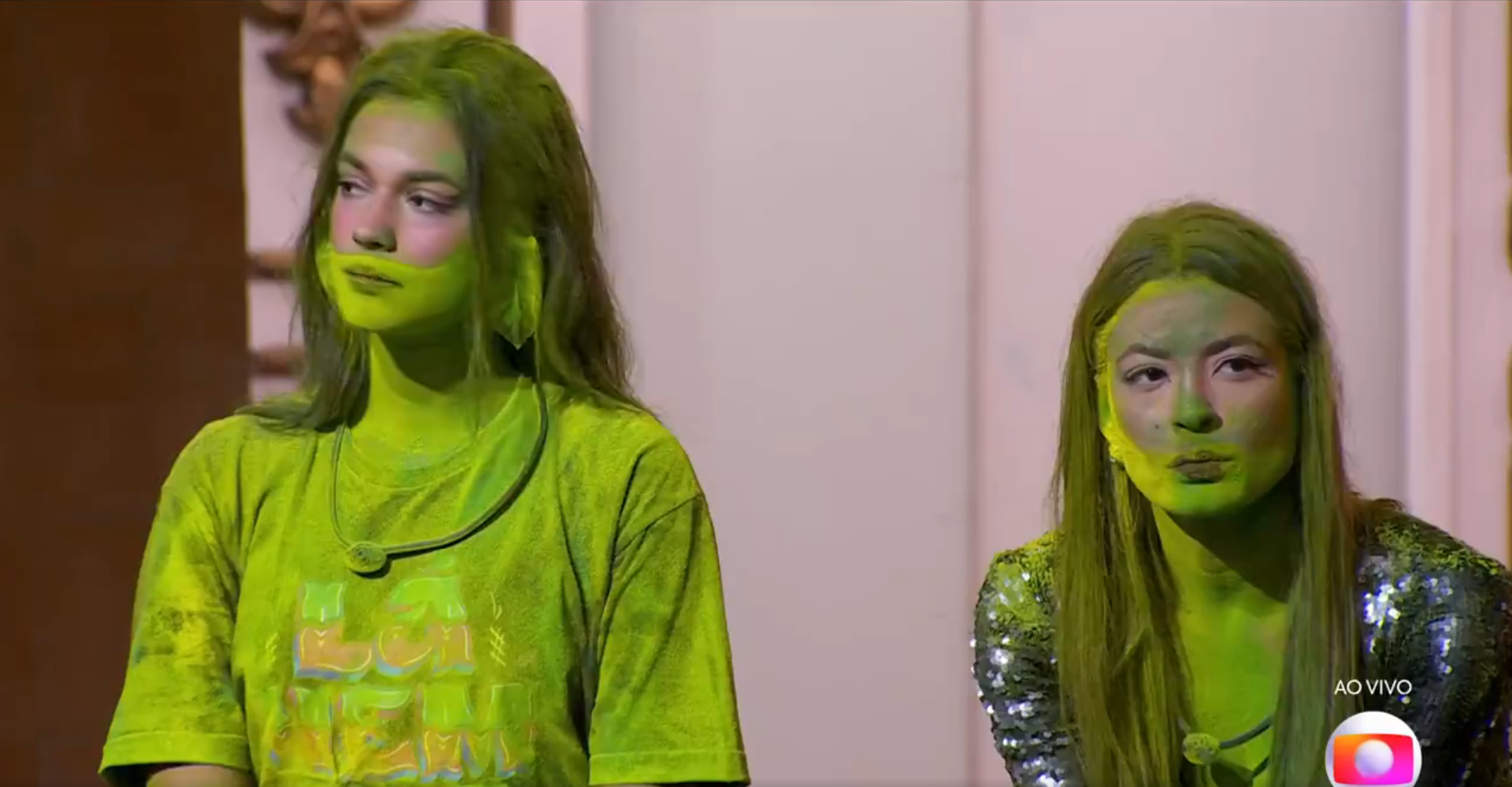 Alane e Beatriz após serem alvos da "bomba de fumaça" no BBB 24