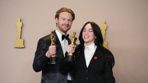 Billie Eilish e Finneas O'Connell com suas estatuetas do Oscar por Melhor Canção Original, em 2024