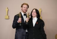 Billie Eilish se torna a pessoa mais jovem na história a ganhar dois Oscars