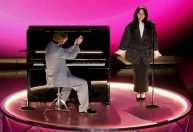 Billie Eilish relembra momento vulnerável em entrevista após vitória no Oscar