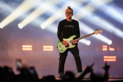 vocalista do blink no palco tocando guitarra no lollapalooza
