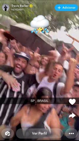 Travis Barker, baterista do Blink-182, confirma chegada da banda em São Paulo. / Reprodução/ Snapchat