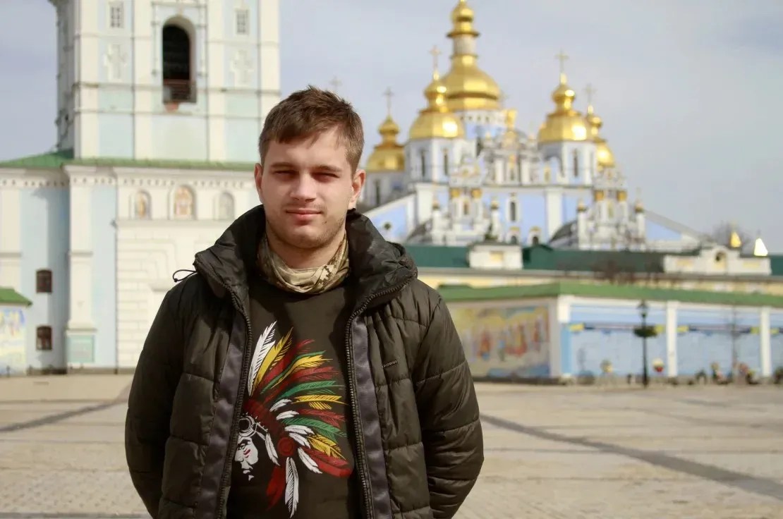 Bohdan Yermokhin, 18 anos, no centro de Kiev / Ivana Kottasova/CNN