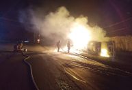 Caminhão de combustível tomba em rodovia de MG; líquido vaza e provoca incêndio em vila de casas