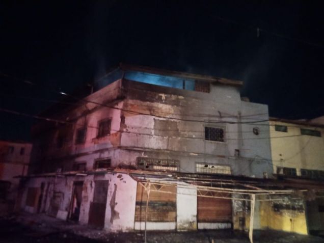 Caminhão carregado com combustível tomba em rodovia e provoca incêndio em residências na região nordeste de Belo Horizonte. Motorista morreu no local e oito pessoas ficaram feridas / CBMG