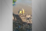 Bombeiros são acionados para retirar corpo de rio, mas encontram homem bêbado; veja vídeo
