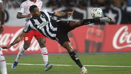 Júnior Santos acerta em cheio e marca o segundo gol dele e do Botafogo sobre o Red Bull Bragantino