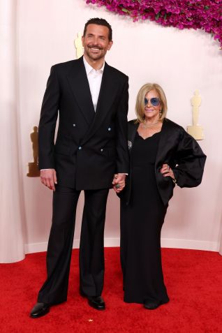 Bradley Cooper na companhia de sua mãe no Oscar 2024 / John Shearer/WireImage