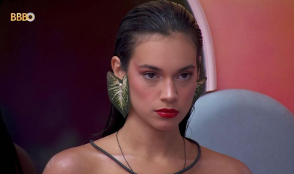 Brincos em formato de folha utilizados por Alane no BBB 24