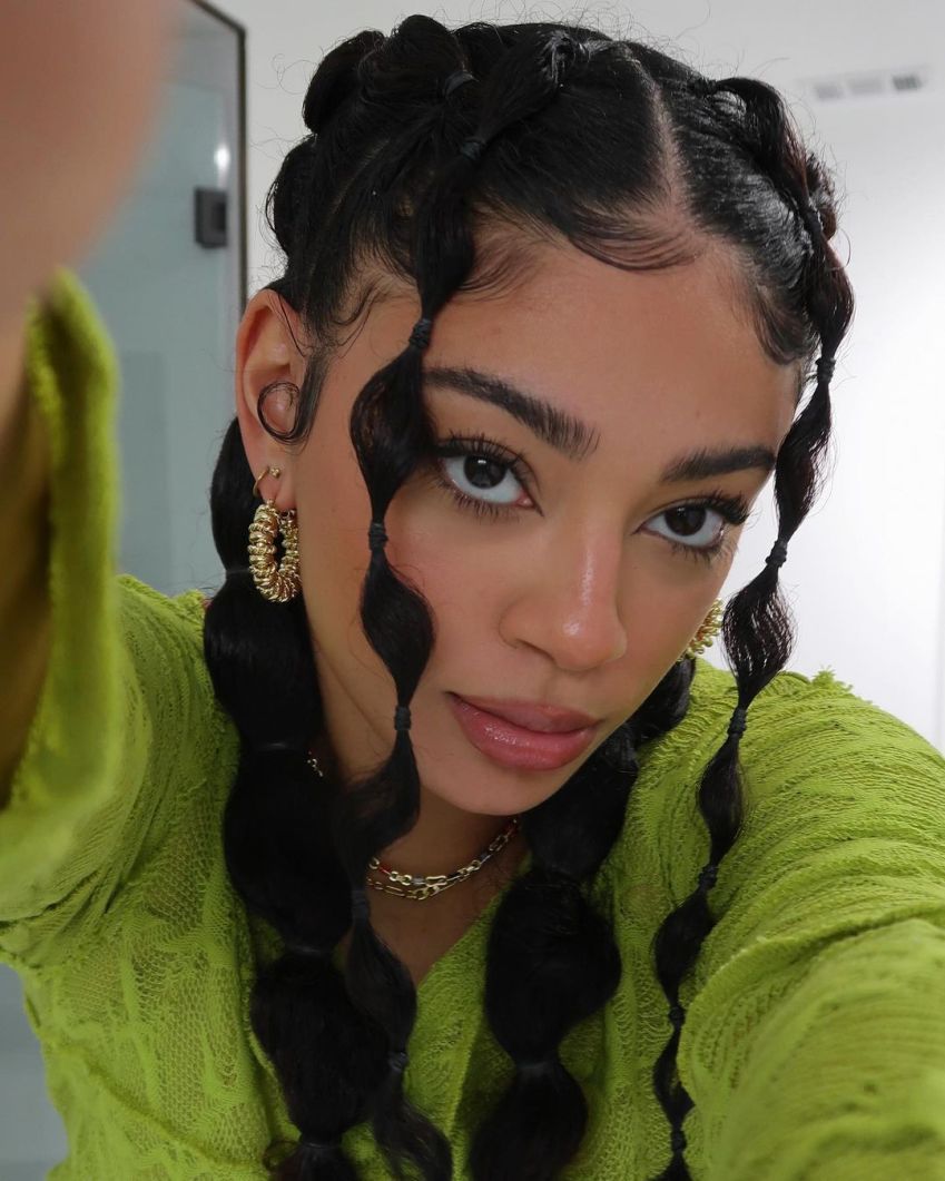 Jasmine Brown com Bubble braids / Reprodução/ Instagram