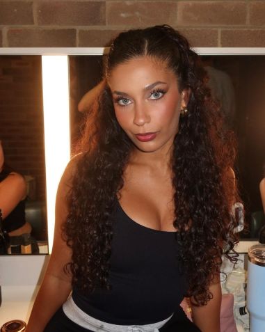 Jayme Jo com cabelo meio preso / Reprodução/ Instagram
