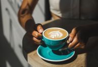 O que é overdose de cafeína e como evitar o problema