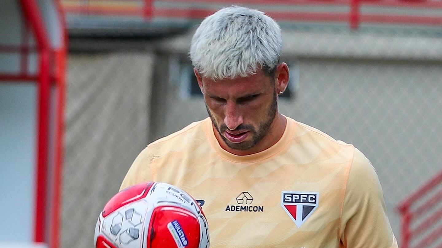 Calleri em treino do São Paulo