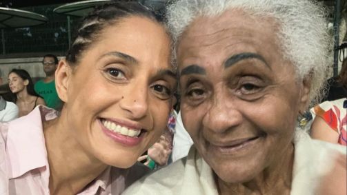 Camila Pitanga compartilha clique ao lado da mãe