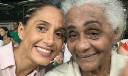 Camila Pitanga compartilha clique ao lado da mãe