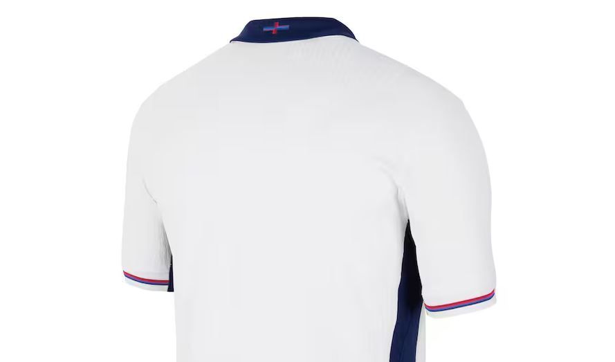 Cruz de São Jorge com cores diferentes na gola da camisa da Inglaterra / Divulgação/Nike