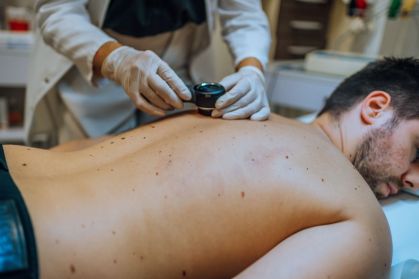 Dermatologista examinando a pele de um paciente
