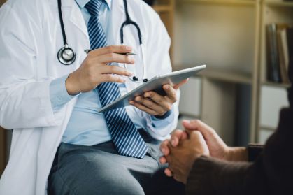Homem em consulta médica