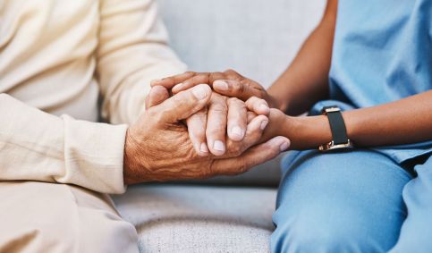 Enfermeiro, mãos e paciente sênior em empatia, segurança e apoio de ajuda, confiança e consultoria em saúde. Casa de repouso, aconselhamento e gratidão pelo cuidador médico, cliente e esperança em consulta