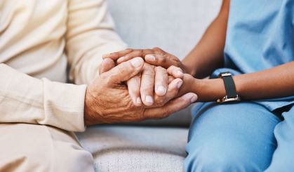 Enfermeiro, mãos e paciente sênior em empatia, segurança e apoio de ajuda, confiança e consultoria em saúde. Casa de repouso, aconselhamento e gratidão pelo cuidador médico, cliente e esperança em consulta