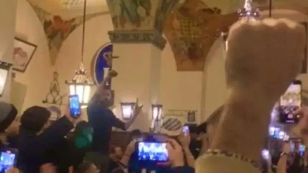 Alguns torcedores da Lazio cantaram cânticos nazistas em uma cervejaria alemã