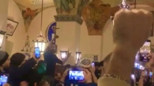 Alguns torcedores da Lazio cantaram cânticos nazistas em uma cervejaria alemã