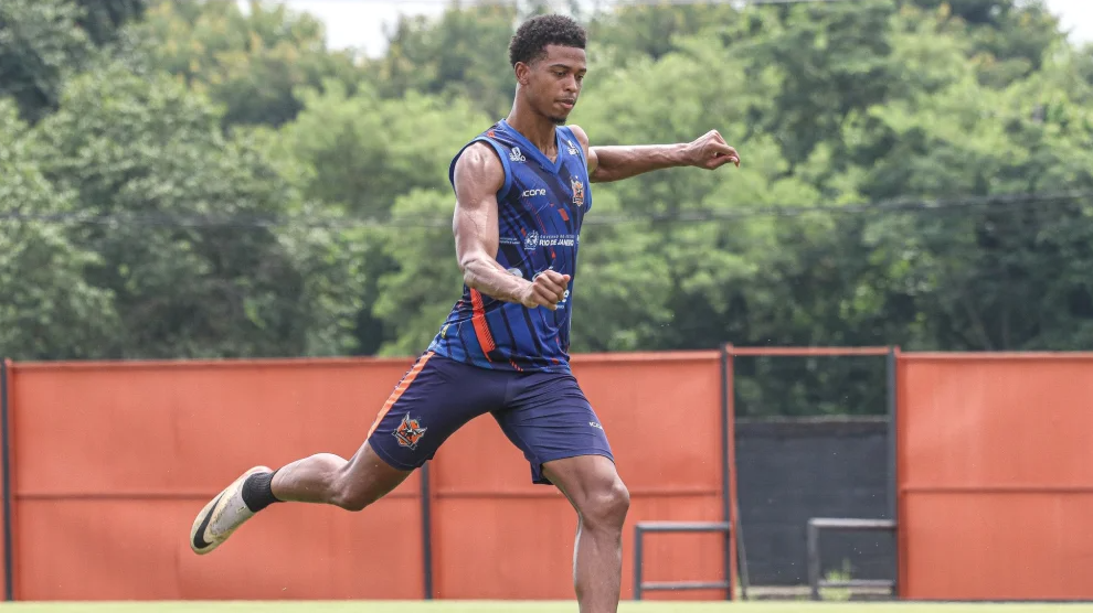 Carlinhos em treino do Nova Iguaçu