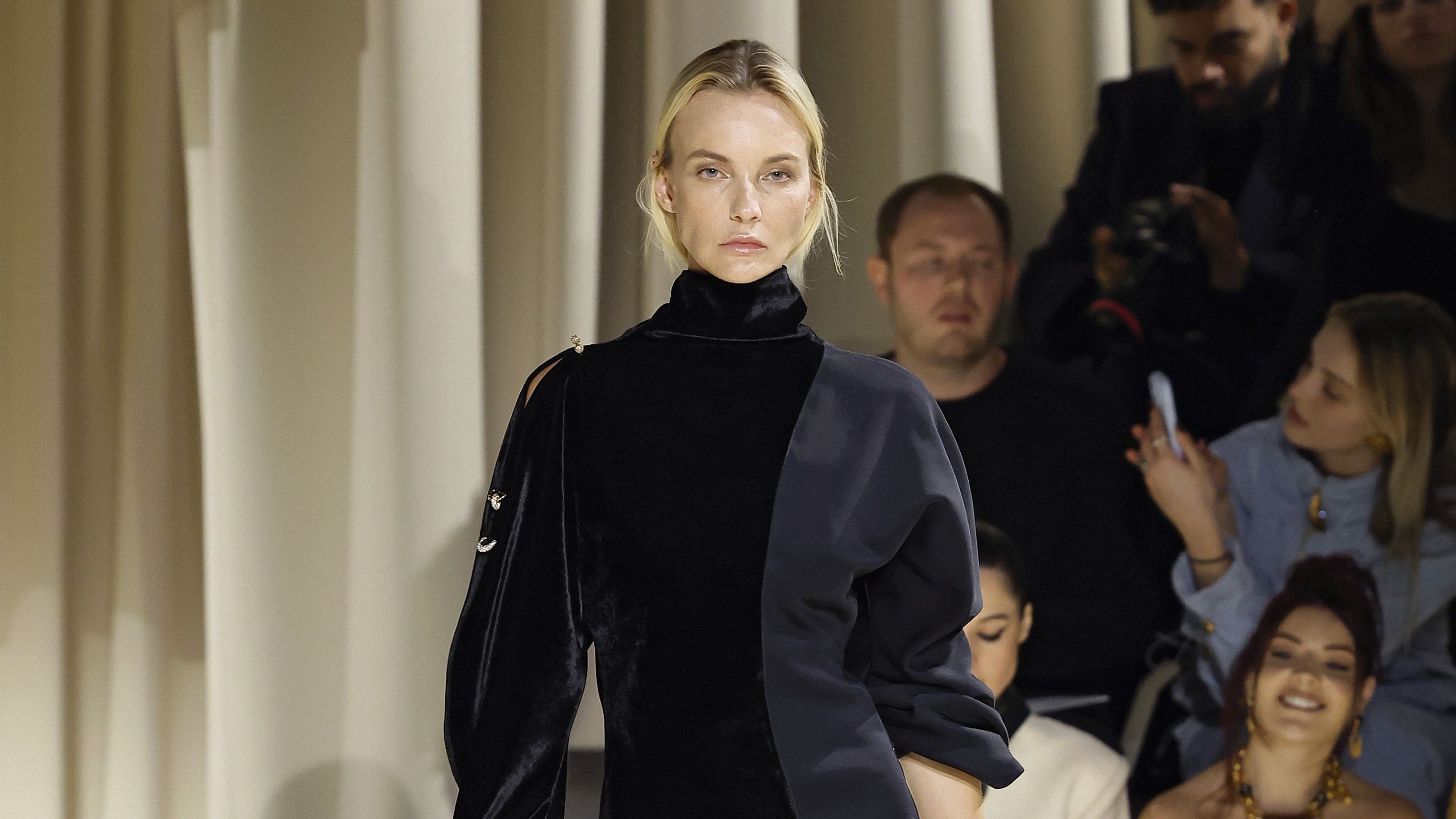 Carol Trentini desfile pela Schiaparelli na Semana de Moda de Paris