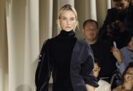 Carol Trentini desfila com look all-black da Schiaparelli em Paris