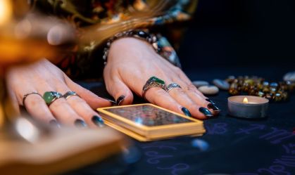Tarólogo, cartomante ou oraculista? Entenda as principais diferenças