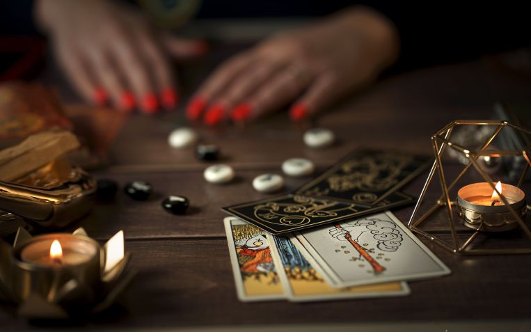 Cartomante em atuação com cartas de tarô / Oksana Zueva/Getty Images