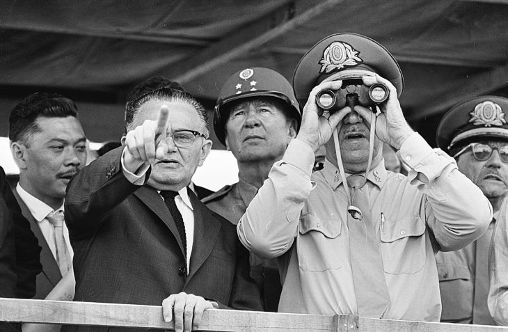 Os generais Castelo Branco (2º à esq.) e Costa e Silva (binóculo) observam as tropas saídas de Minas Gerais e São Paulo que avançam sobre a capital federal / 31/03/1964 - DOMICIO PINHEIRO/ESTADÃO CONTEÚDO/AE