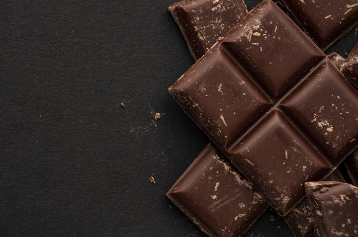 Chocolate é uma fonte de cardoibratos de rápida absorção, fornecendo energia rápida para o treino / gustavo ramirez/GettyImages